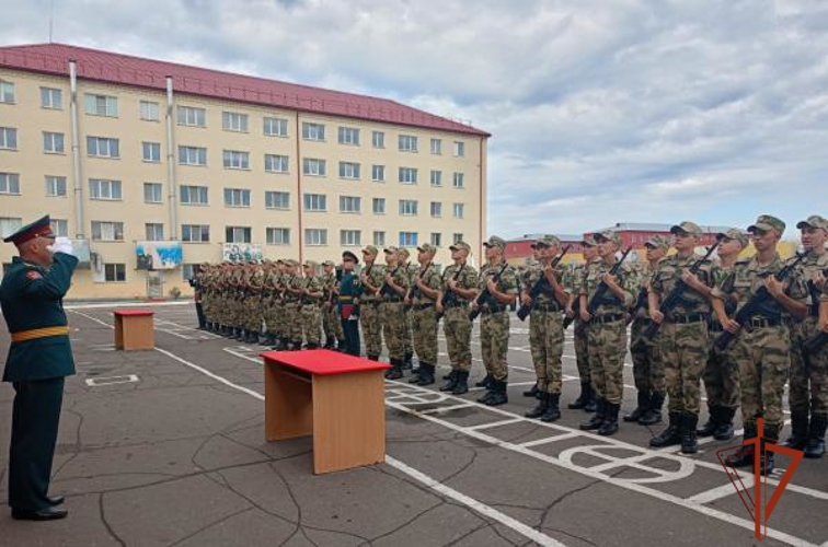 Военнослужащие Росгвардии по призыву приняли присягу в Омске
