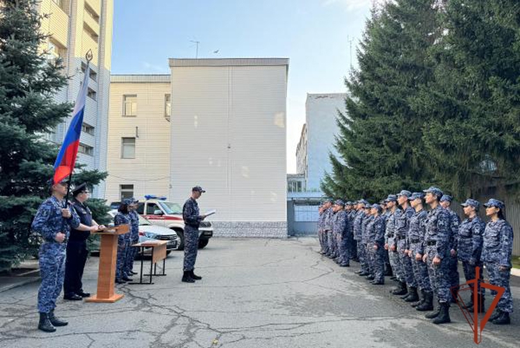 Молодые сотрудники вневедомственной охраны Росгвардии приняли Присягу в Омске