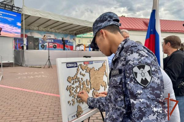 Единство и патриотизм: Росгвардия отметила День Государственного флага вместе с омичами