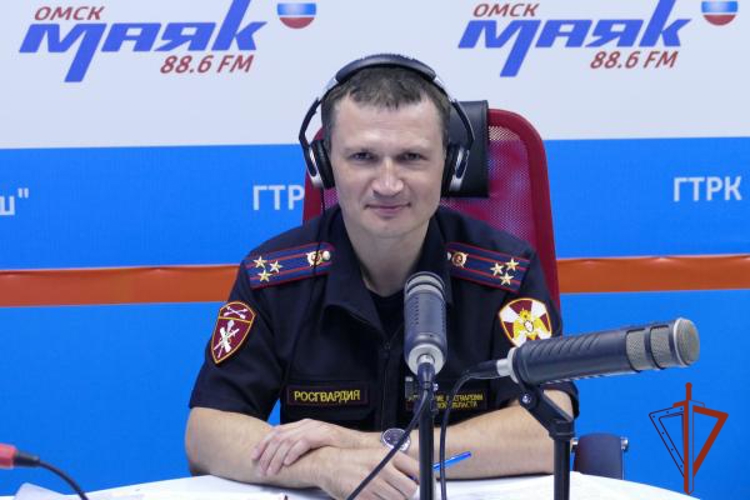 Как поступить на службу в Росгвардию: интервью с офицером на радиостанции ГТРК «Иртыш»