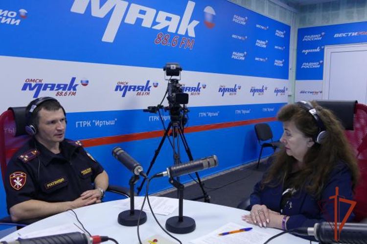 Как поступить на службу в Росгвардию: интервью с офицером на радиостанции ГТРК «Иртыш» 
