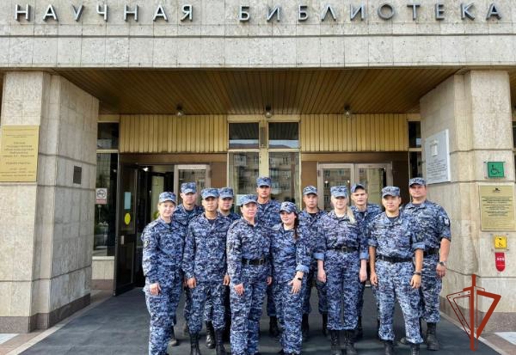 Росгвардейцы прикоснулись к истории русской деревни на книжной выставке в омской библиотеке им. Пушкина