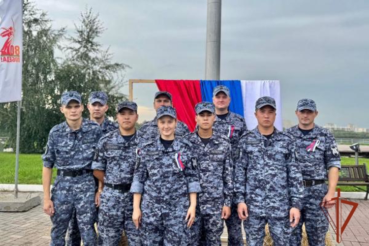 Единство и патриотизм: Росгвардия отметила День Государственного флага вместе с омичами