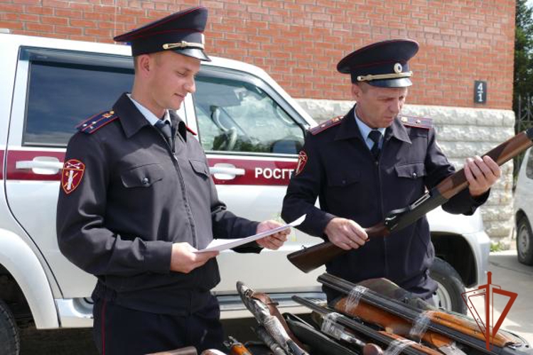 Росгвардия передала очередную партию охотничьих ружей и патронов для нужд Министерства обороны РФ в Омске