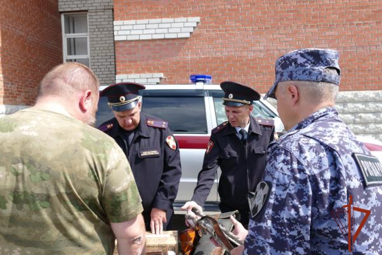 Росгвардия передала очередную партию охотничьих ружей и патронов для нужд Министерства обороны РФ в Омске