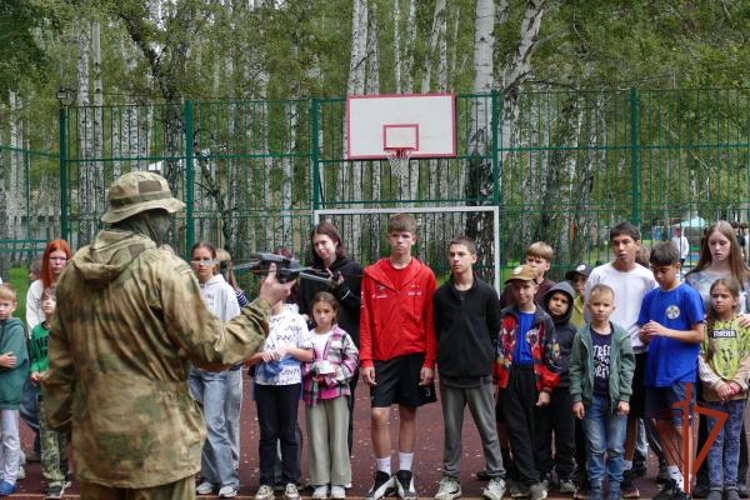 Сотрудники ОМОН провели познавательный мастер-класс в детском оздоровительном лагере «Березка» в Омской области