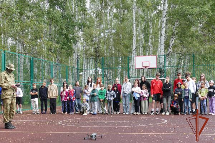 Сотрудники ОМОН провели познавательный мастер-класс в детском оздоровительном лагере «Березка» в Омской области