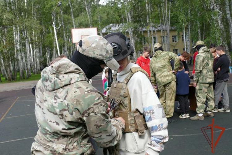 Сотрудники ОМОН провели познавательный мастер-класс в детском оздоровительном лагере «Березка» в Омской области