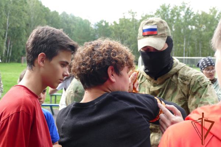 Сотрудники ОМОН провели познавательный мастер-класс в детском оздоровительном лагере «Березка» в Омской области