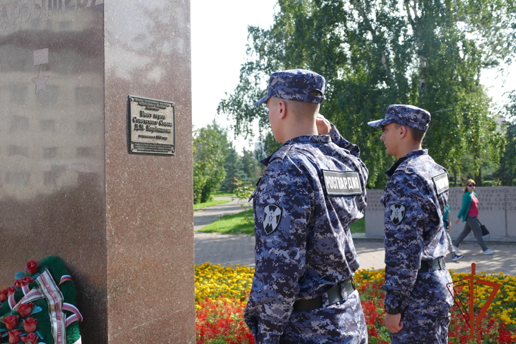 Омских росгвардейцев провели по местам в городе, связанным с именем земляка — генерал-лейтенанта инженерных войск Героя Советского Союза Д.М. Карбышева