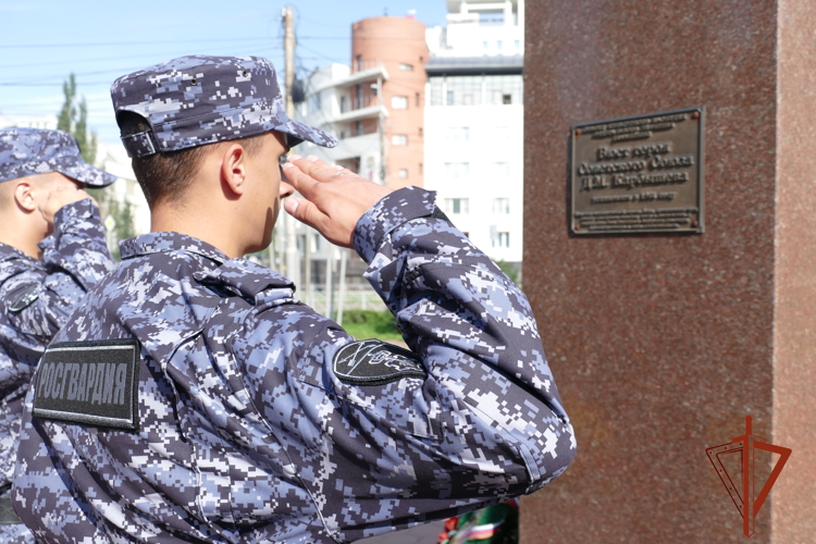 Омских росгвардейцев провели по местам в городе, связанным с именем земляка — генерал-лейтенанта инженерных войск Героя Советского Союза Д.М. Карбышева