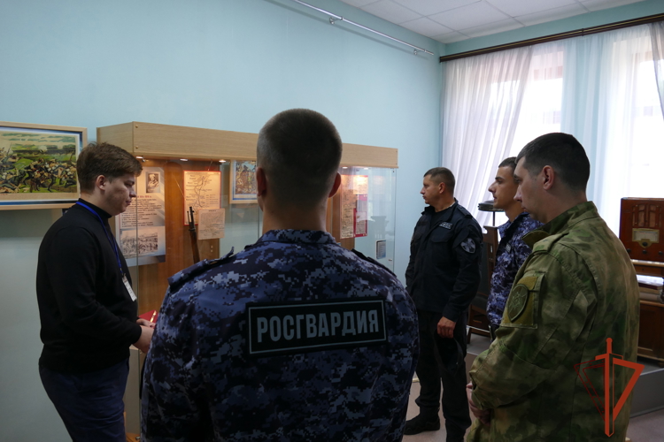 Омских росгвардейцев провели по местам в городе, связанным с именем земляка — генерал-лейтенанта инженерных войск Героя Советского Союза Д.М. Карбышева