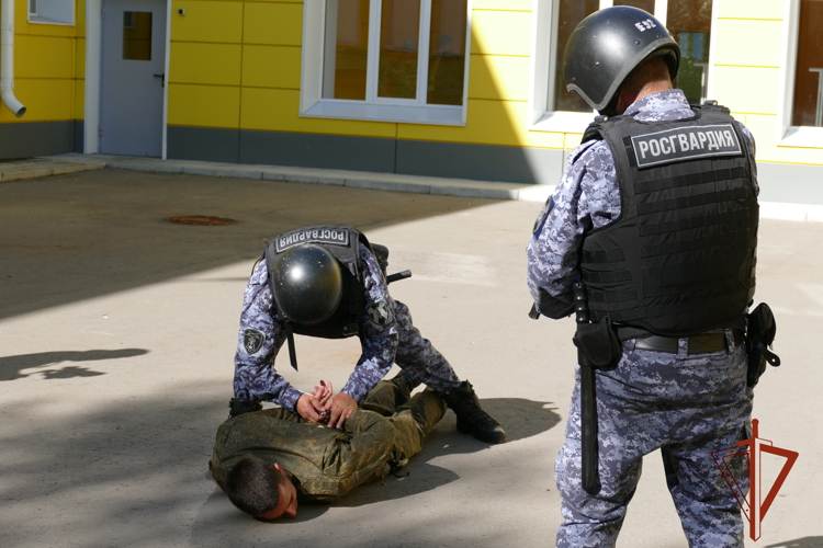 Росгвардейцы приняли участие в антитеррористических учениях в школе в Омске