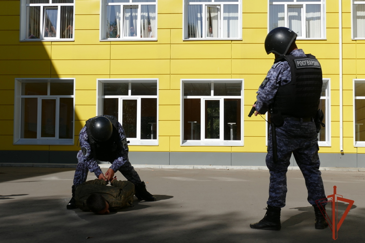Росгвардейцы приняли участие в антитеррористических учениях в школе в Омске