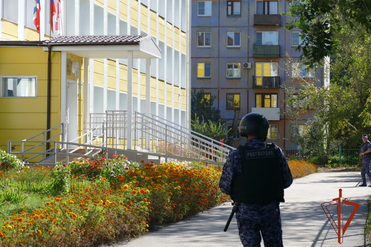 Росгвардейцы приняли участие в антитеррористических учениях в школе в Омске