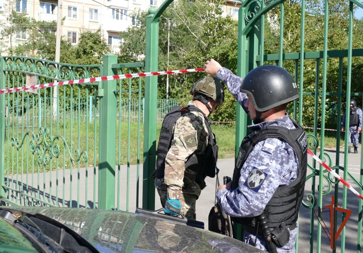 Росгвардейцы приняли участие в антитеррористических учениях в школе в Омске