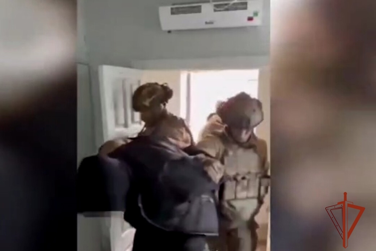 При силовой поддержке спецназа Росгвардии пресечено серийное мошенничество под видом заработка на фондовом рынке