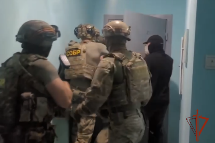 При силовой поддержке спецназа Росгвардии Омске задержаны подозреваемые в мошенничестве (видео)