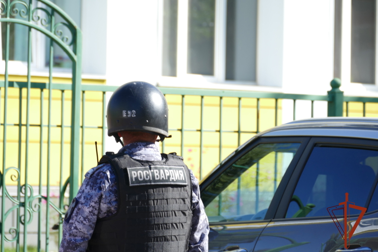 Росгвардейцы обеспечивают безопасность образовательных учреждений в День знаний