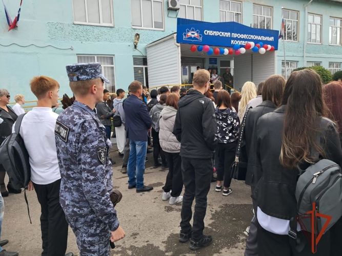 Росгвардейцы обеспечивают безопасность образовательных учреждений в День знаний