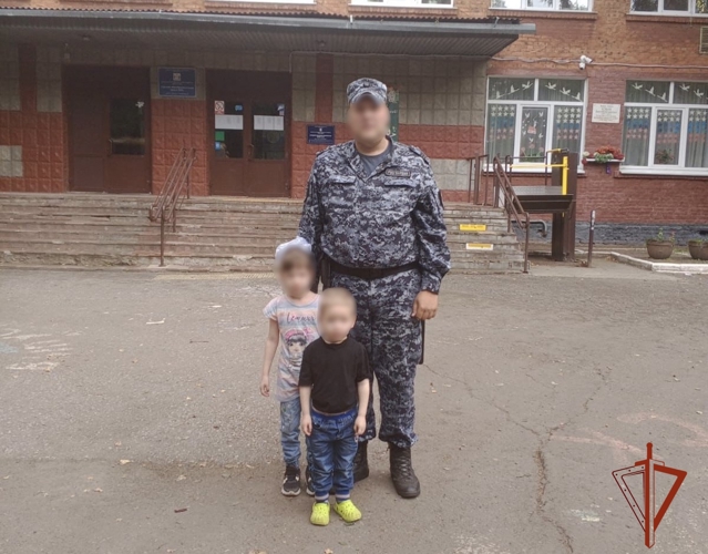 В Омске сотрудник Росгвардии вернул матери потерявшихся детей