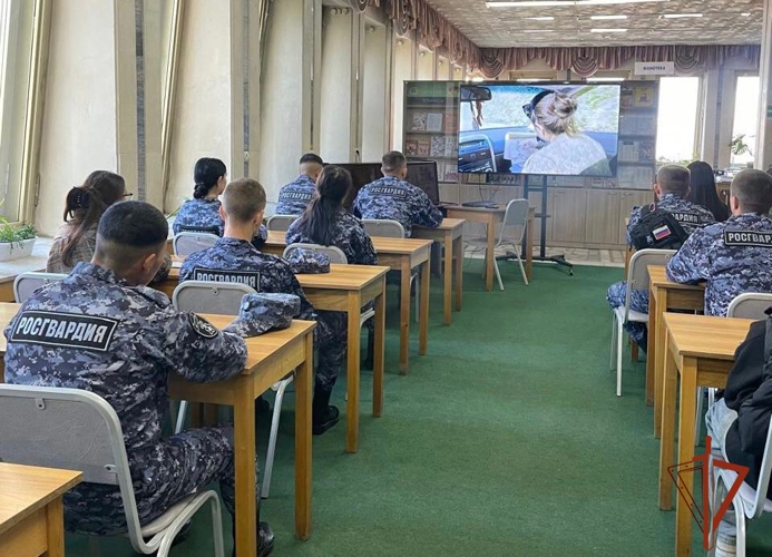 Сотрудники Росгвардии посетили выставку «Уголь земли русской» в Омской государственной библиотеке им. А.С. Пушкина