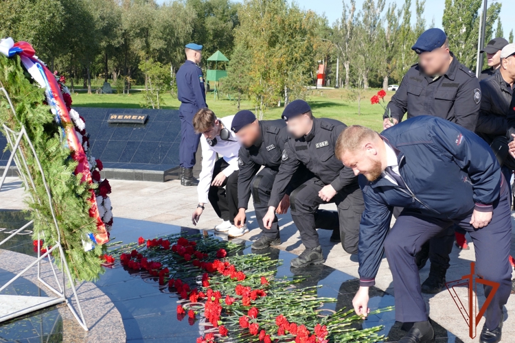 В день солидарности в борьбе с терроризмом росгвардейцы возложили цветы к мемориальному комплексу в Омске