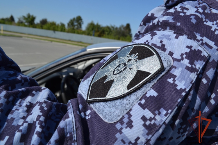 В Омской области сотрудники Росгвардии пресекли движение несовершеннолетнего на мопеде
