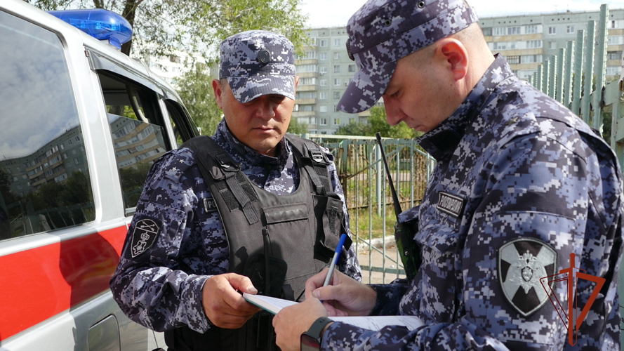 В Омске сотрудники Росгвардии проверили учебную тренировку на избирательном участке накануне Единого дня голосования