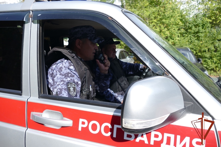 В Омске сотрудники Росгвардии проверили учебную тренировку на избирательном участке накануне Единого дня голосования