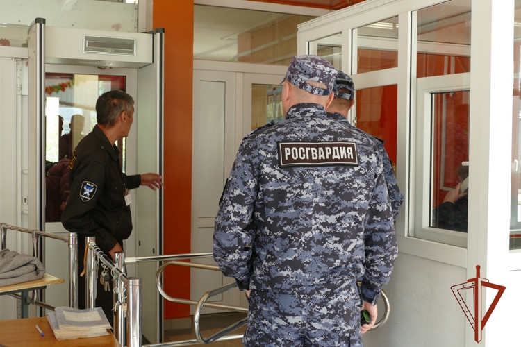 В Омске сотрудники Росгвардии проверили учебную тренировку на избирательном участке накануне Единого дня голосования