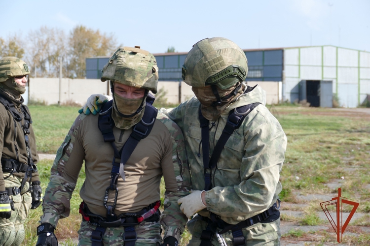 В омском ОМОН Росгвардии прошла тренировка по десантно-штурмовой подготовке с применением вертолета Ми-8Т (видео)