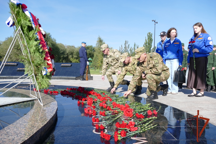 В день солидарности в борьбе с терроризмом росгвардейцы возложили цветы к мемориальному комплексу в Омске