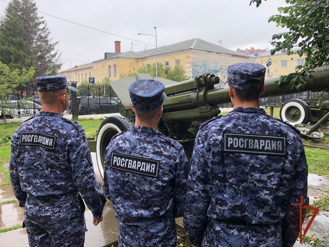 Сотрудники Росгвардии посетили выставку «Навечно в памяти» в Музейном комплексе воинской славы омичей 