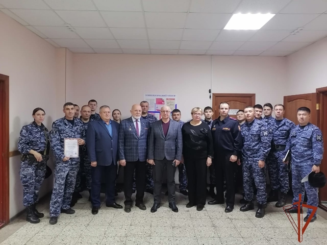 В Омске ветераны вневедомственной охраны встретились с действующими росгвардейцами