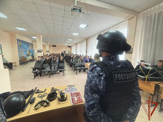 Профориентационные уроки для юных омичей провели сотрудники Росгвардии