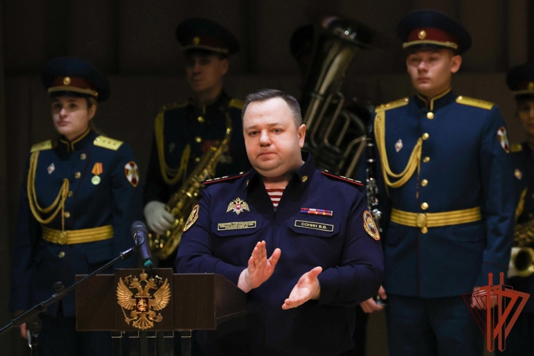 Заместитель директора Росгвардии Василий Сонин вручил государственные и ведомственные награды сотрудникам вневедомственной охраны в день профессионального праздник