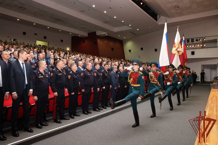 Заместитель директора Росгвардии Василий Сонин вручил государственные и ведомственные награды сотрудникам вневедомственной охраны в день профессионального праздник