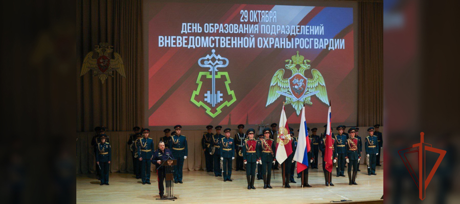 Заместитель директора Росгвардии Василий Сонин вручил государственные и ведомственные награды сотрудникам вневедомственной охраны в день профессионального праздник