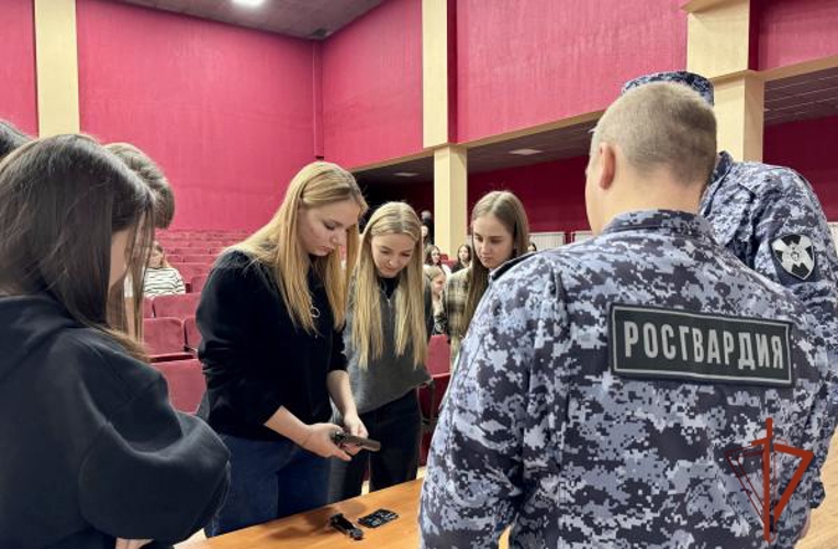 Росгвардейцы провели профориентационные уроки для омских студентов
