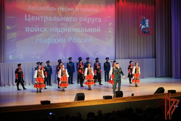 Заместитель директора Росгвардии Василий Сонин вручил государственные и ведомственные награды сотрудникам вневедомственной охраны в день профессионального праздник