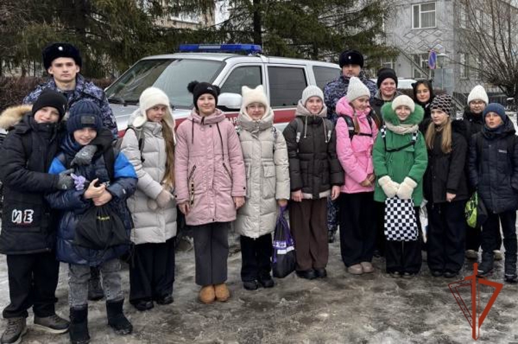 Росгвардейцы провели уроки мужества для школьников в Омской области