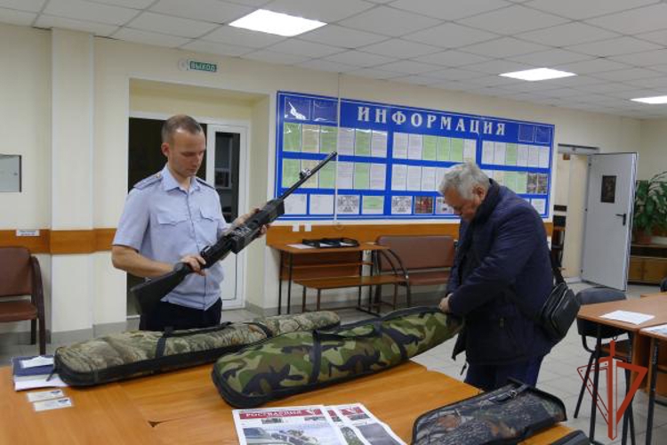 Росгвардия продолжает передавать от омичей гражданское оружие для нужд СВО