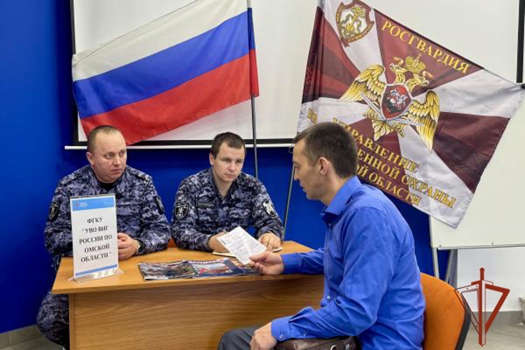 Офицеры Росгвардии приняли участие в ярмарке вакансий «Работа для героев» в Омске