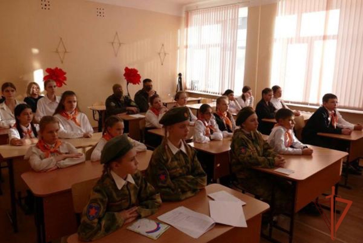 СОБР Росгвардии провел "Урок мужества" для омских школьников ко Дню Героев Отечества