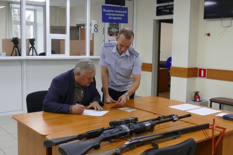 Росгвардия продолжает передавать от омичей гражданское оружие для нужд СВО