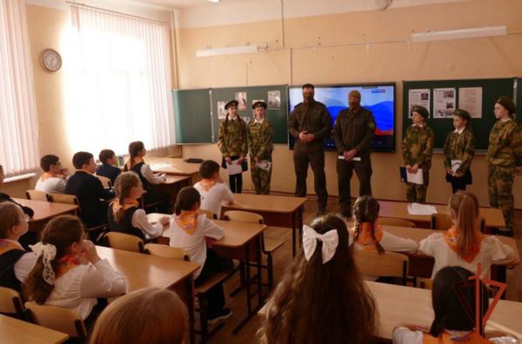 СОБР Росгвардии провел "Урок мужества" для омских школьников ко Дню Героев Отечества