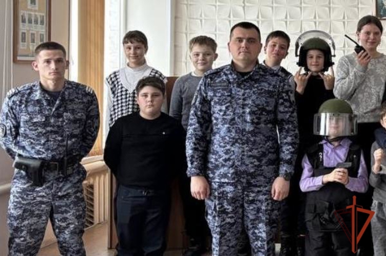 Росгвардейцы провели уроки мужества для школьников в Омской области