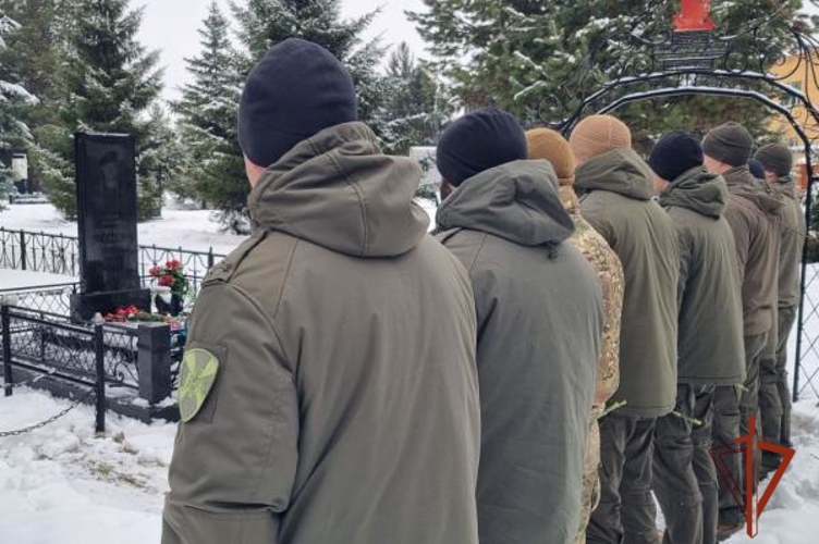 Сотрудники СОБР «Каскад» Управления Росгвардии по Омской области почтили память погибших коллег