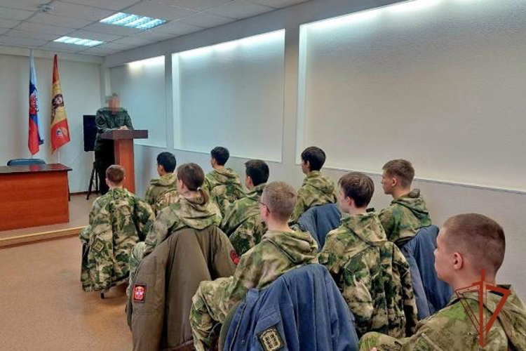 Воспитанники военно-патриотического центра «Характер» познакомились со службой СОБР «Каскад» Росгвардии в Омске